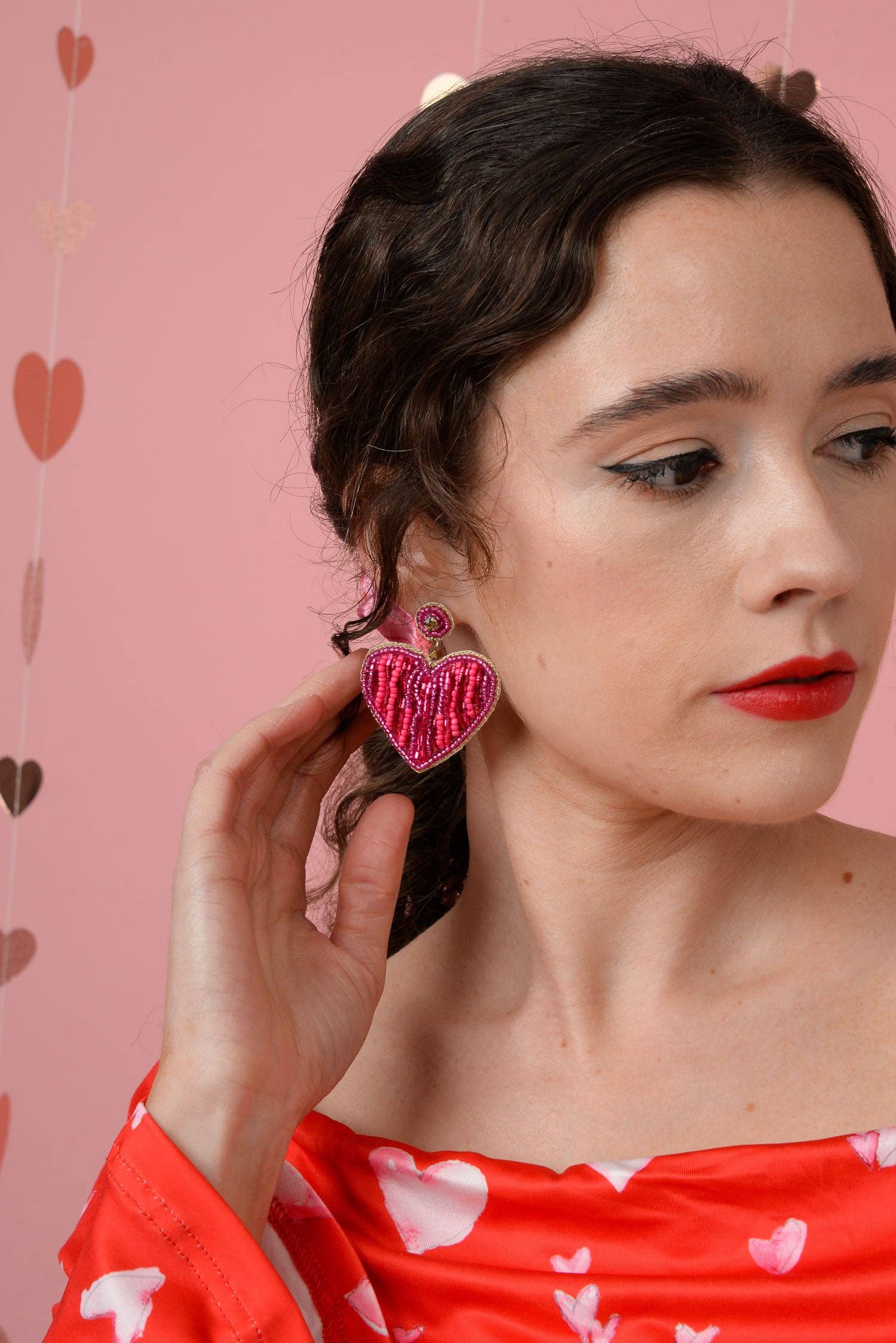 BOUCLES D'OREILLES RAYÉES CŒUR ROSE FONCÉ