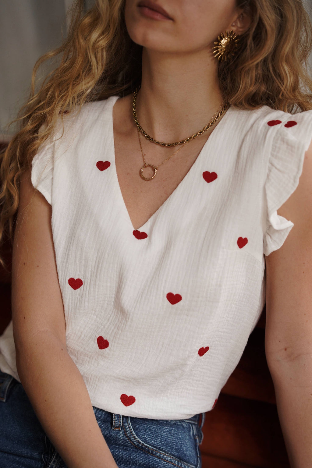 Chemisier en coton à manches courtes avec détails brodés de petits cœurs rouges