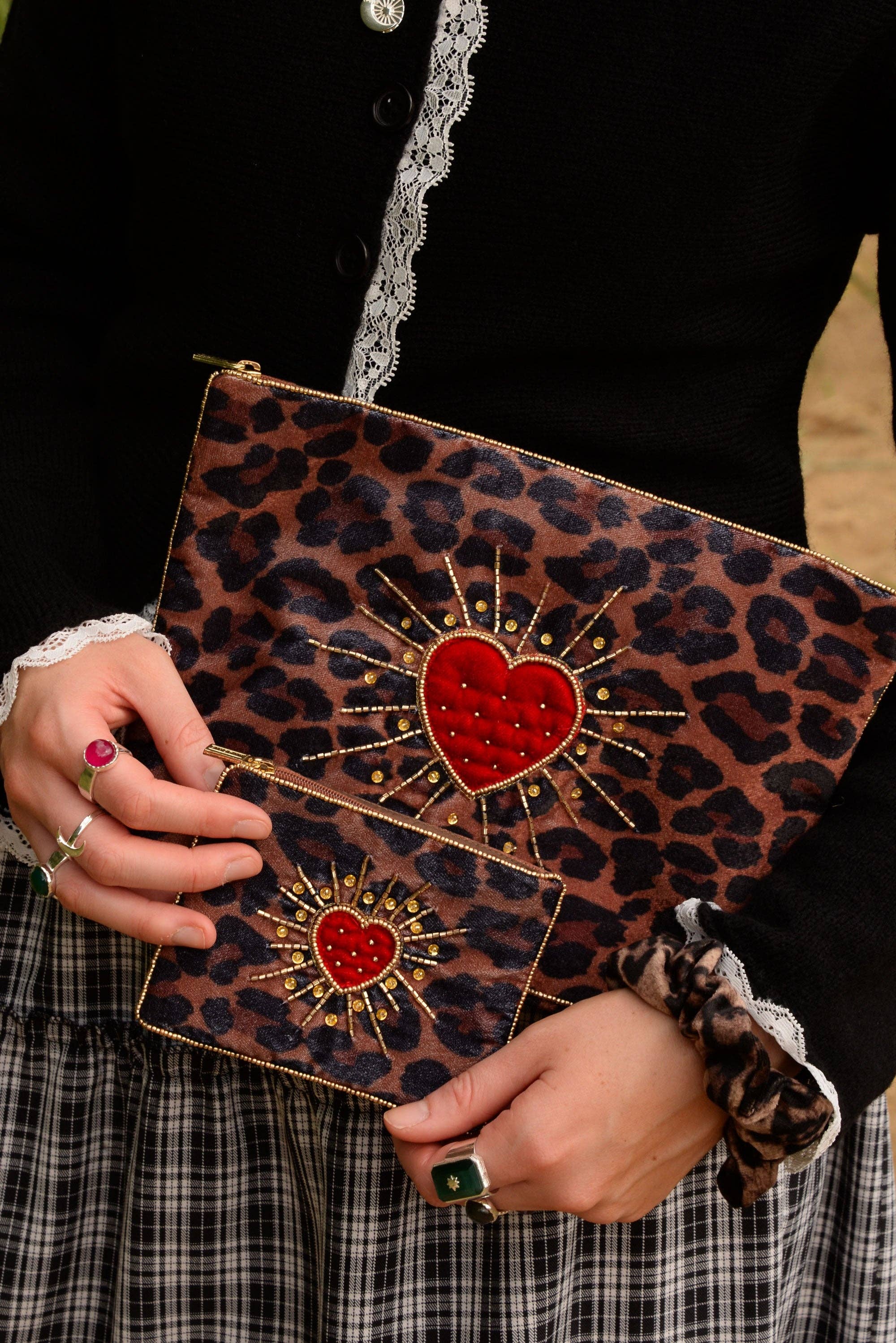 GRANDE POCHETTE ÉCLAT CŒUR DE LÉOPARD