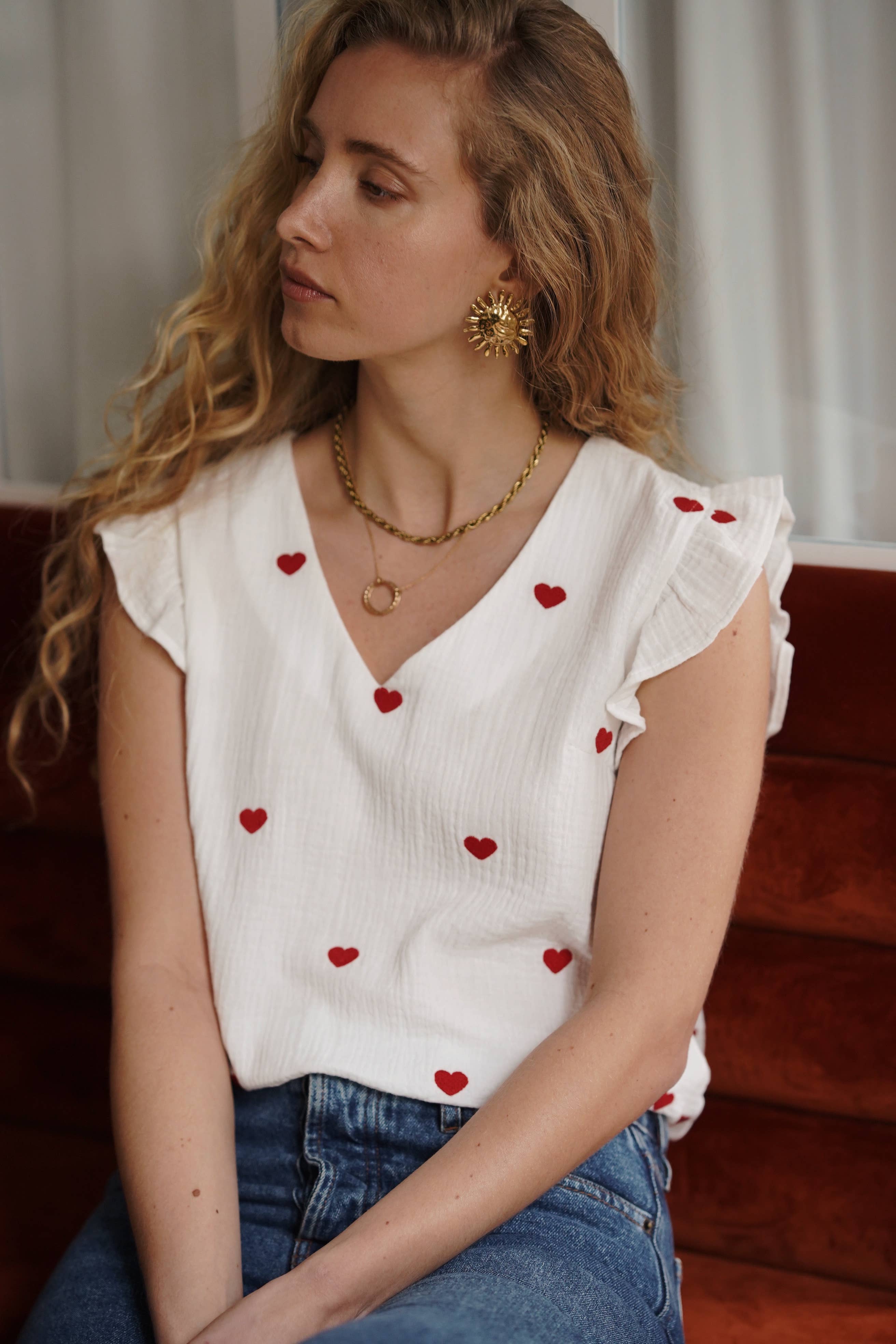 Chemisier en coton à manches courtes avec détails brodés de petits cœurs rouges