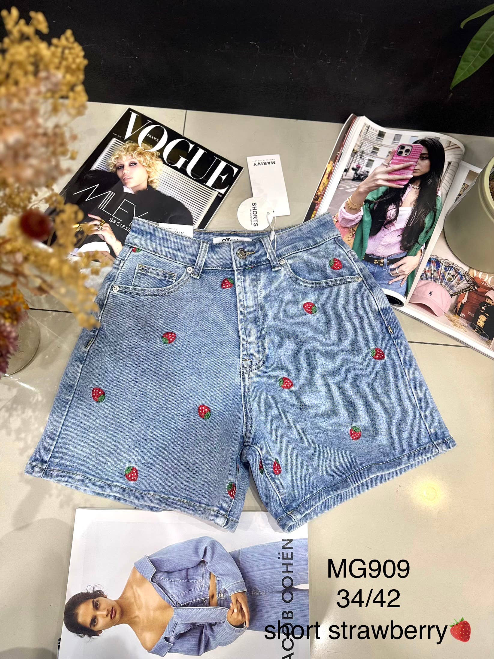 Short en jean taille haute avec détails brodés de fraises