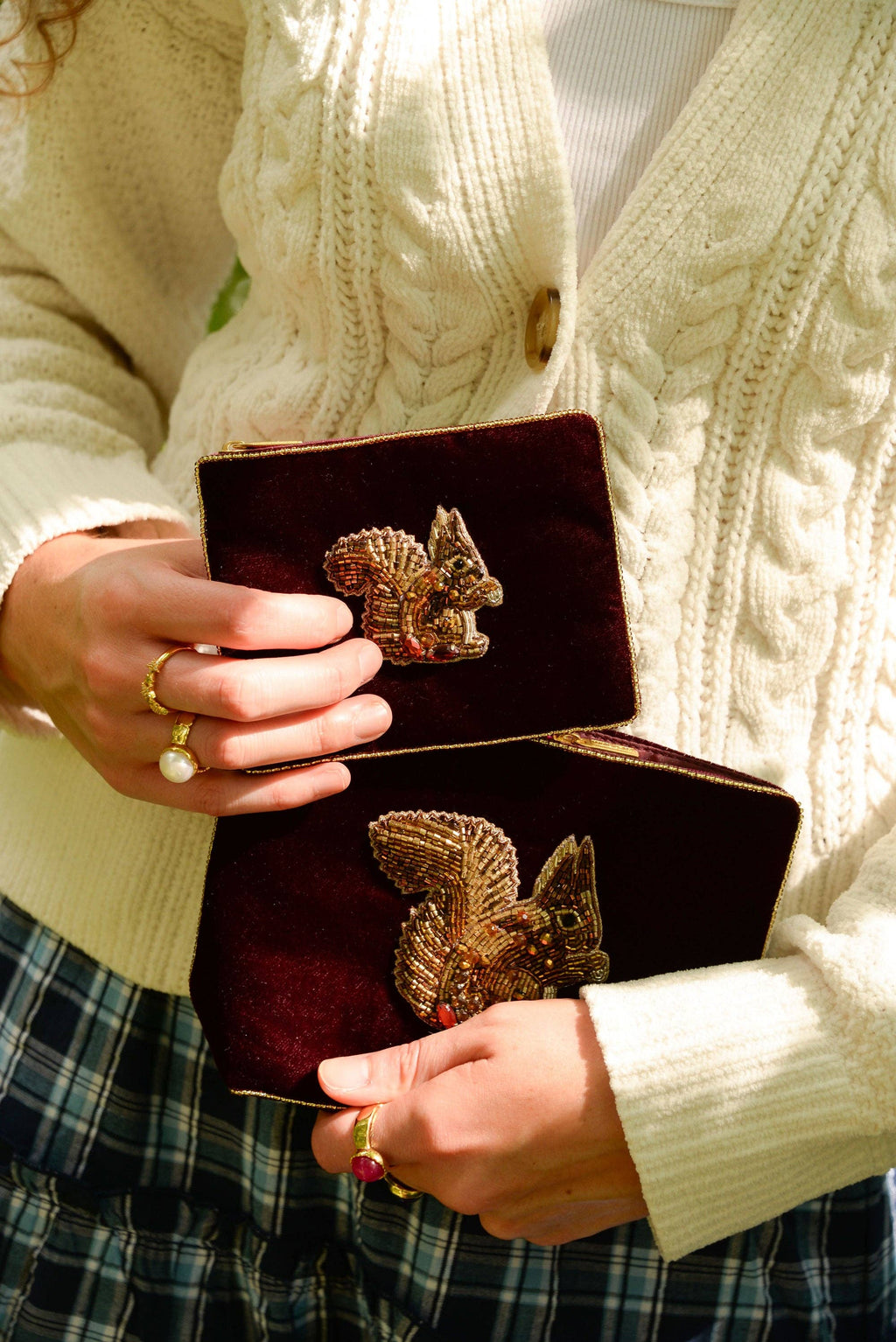 POCHETTE EN VELOURS PETITE ÉCUREUIL BORDEAUX