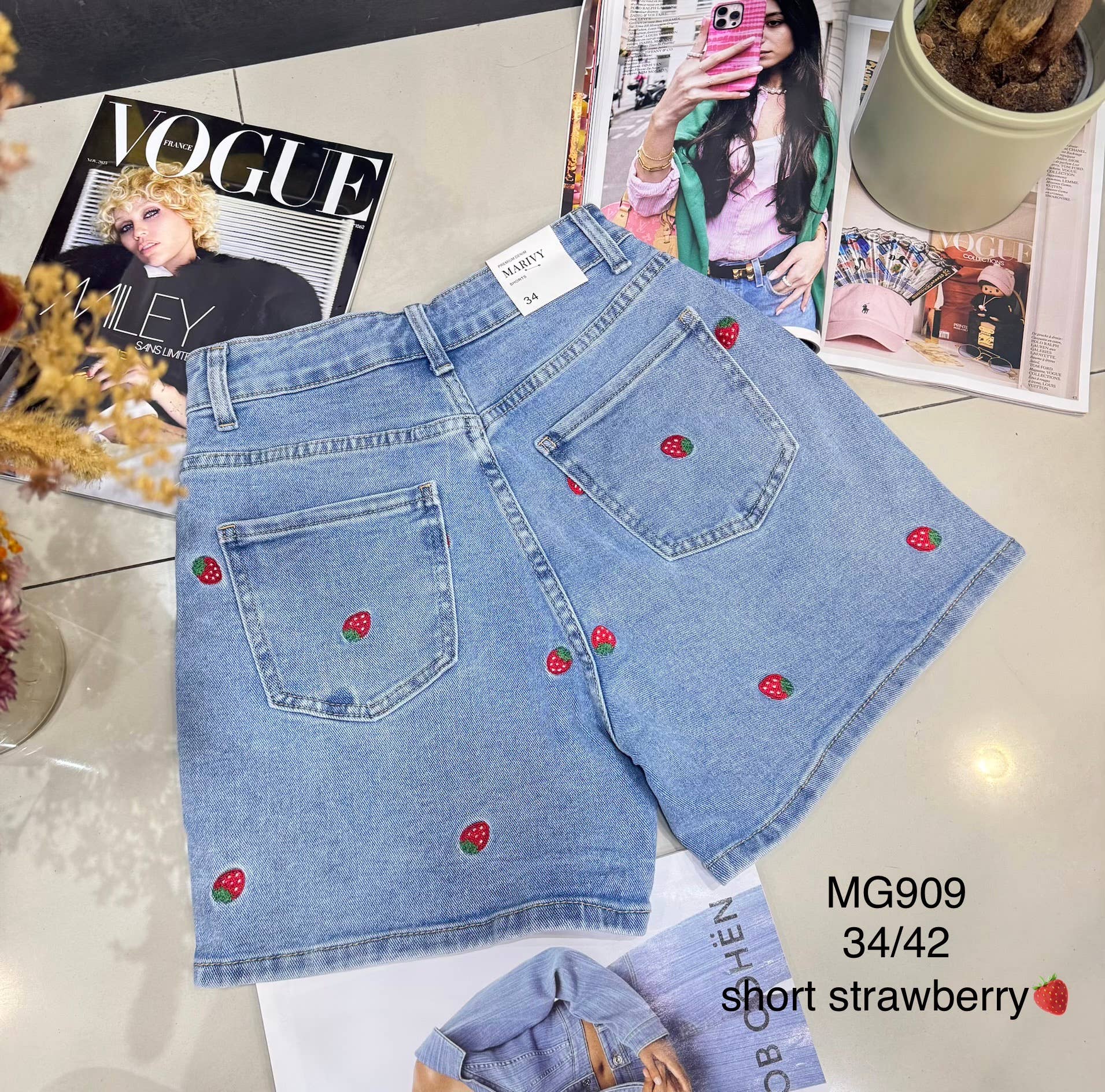Short en jean taille haute avec détails brodés de fraises